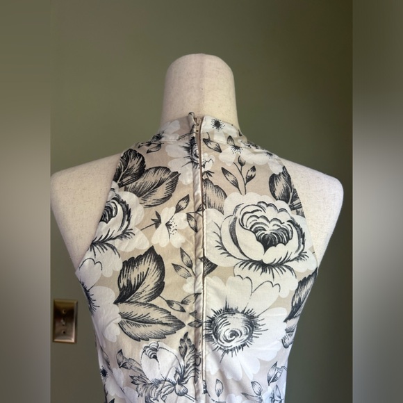 Retrolicious Size M halter neck dress. Fitted waist/full skirt. Beige w/floral - Picture 6 of 10